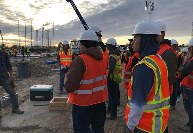 体育菠菜大平台 construction management students go on a site visit